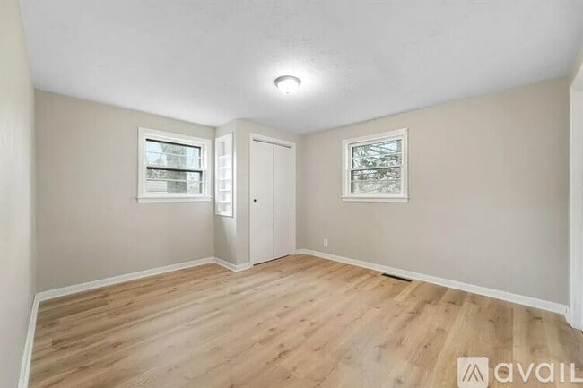 Building Photo - 13 Brookside Ave W