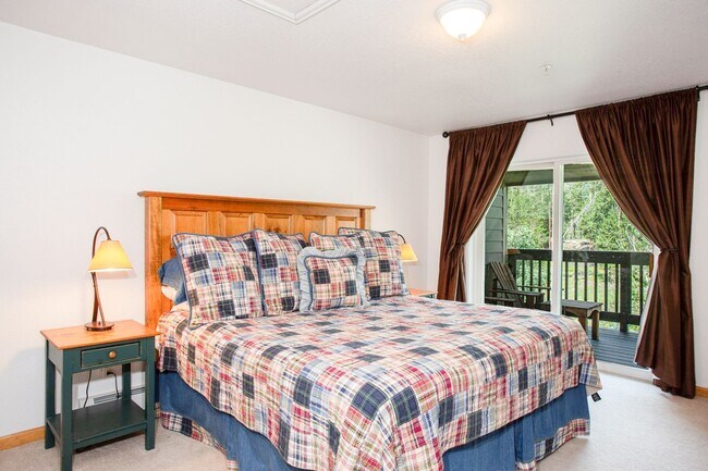 Building Photo - Convenient Location! Lots of Space and Lig...