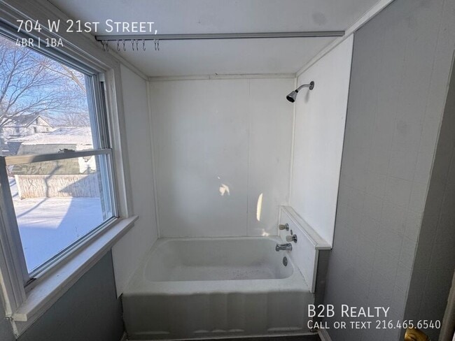 Building Photo - 704 W 21st St