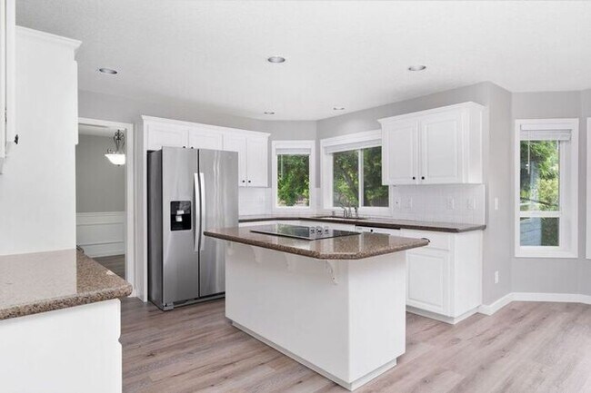 Building Photo - Stunning 4 bedroom, 2.5 bathroom home!! Must See!!