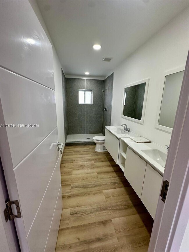 Building Photo - 722 NW 6th Ct