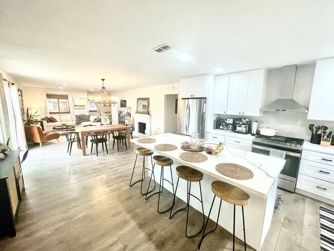 Building Photo - Custom Home in Country Club Estates!