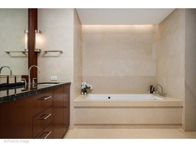 Building Photo - 159 E Walton Pl