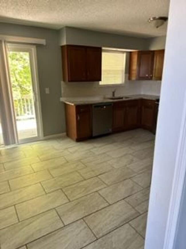 Building Photo - Beautiful 3 Bedroom 2 Bath Duplex!