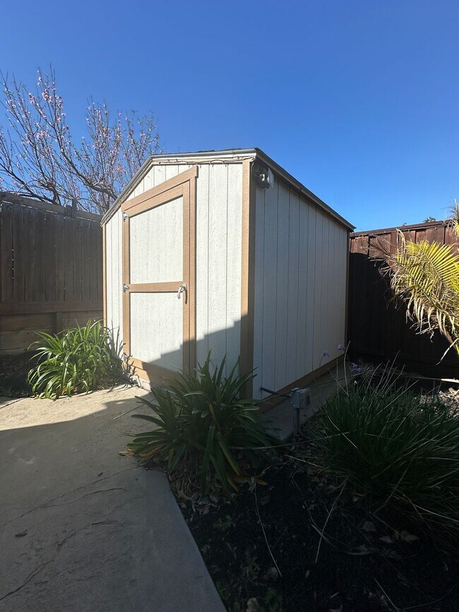 Building Photo - Gorgeous 4 Bedroom with Backyard Oasis wit...