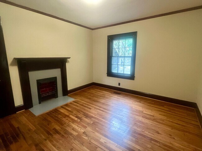 Building Photo - Three bedroom, 1 bath house with studio apartment in Burlington