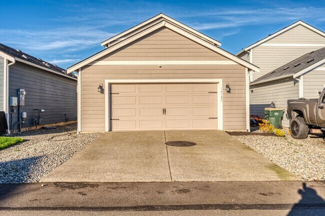 Building Photo - 3 Bedroom home in Yelm with Garage