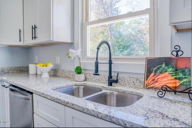 Building Photo - 2204 Emerson Pl