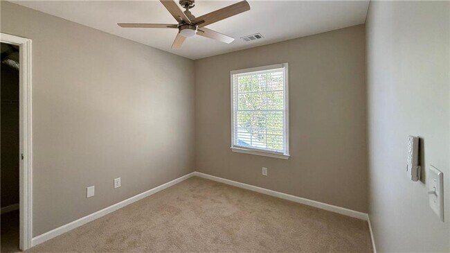 Building Photo - 1735 Ridgefield Dr