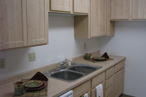 Kitchen - Lakeside Manor Apartments