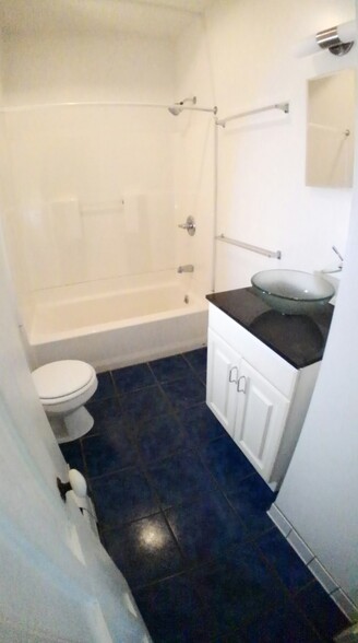 1st floor bath - 534 Yates St