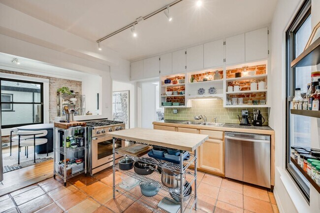 Building Photo - Charming 2BR House in Denver