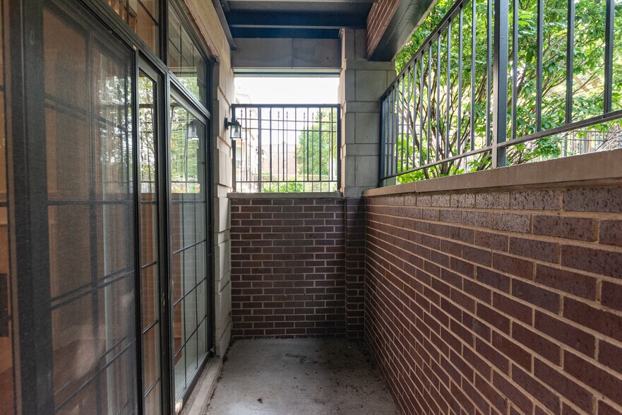 Building Photo - 6217 S Kimbark Ave