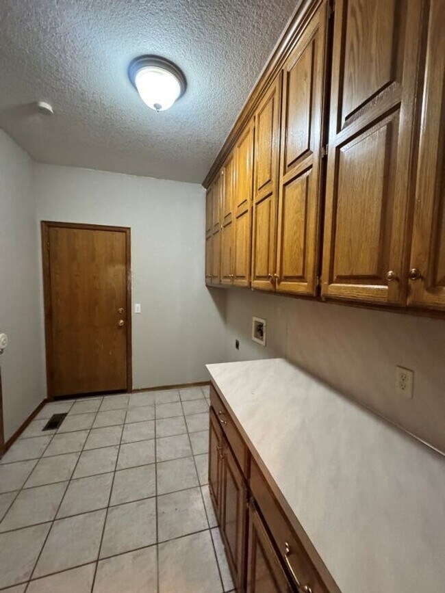 Building Photo - 4-bedroom 2 bath home in Kingsbrook, lots of storage, 2 dining areas and stand-up storm shelter! ...