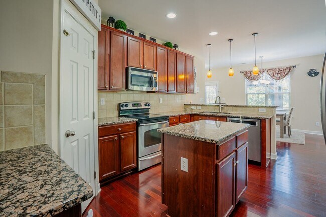 Building Photo - 4 Bedroom Home in the Village at Rolesville