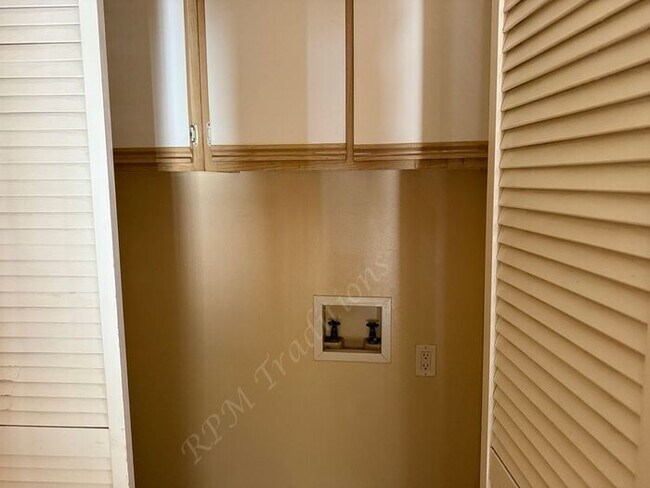 Building Photo - *** Please call us @ 661-266-1400 for information on availability, showings and applications proc...