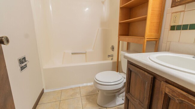 Building Photo - 613-615 Pear Tree Circle