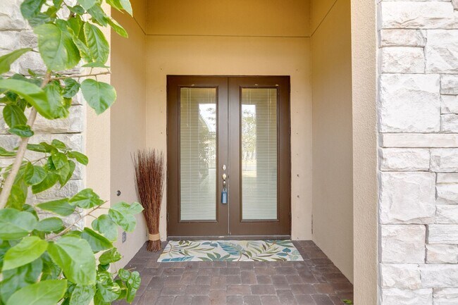 Building Photo - Luxury Living At An Affordable Price