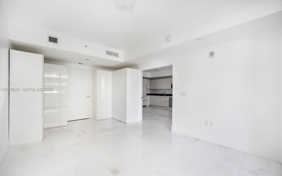 Building Photo - 1010 Brickell Ave