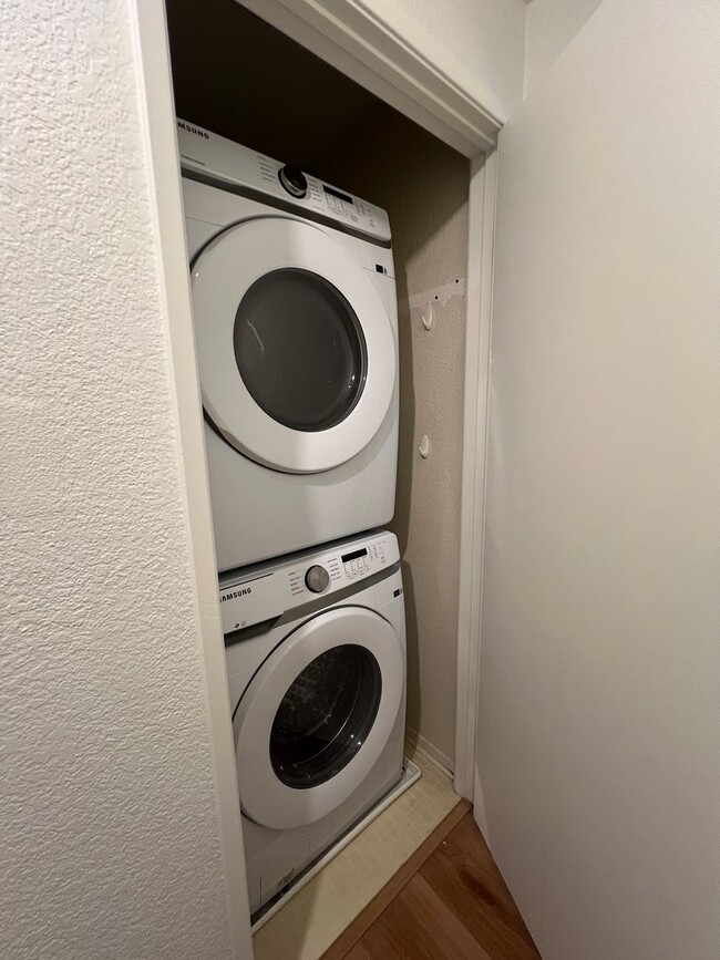 Building Photo - Private End Unit with New Kitchen