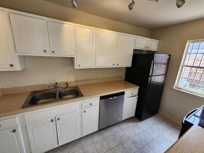 Building Photo - 3250 Strawberry Ln
