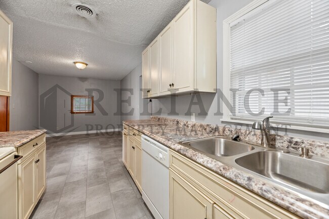Building Photo - 6114 E Rockwood Rd