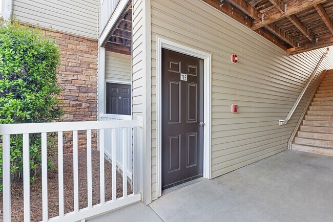 Building Photo - 2 Bedroom special! 3rd floor Seinfeld avai...