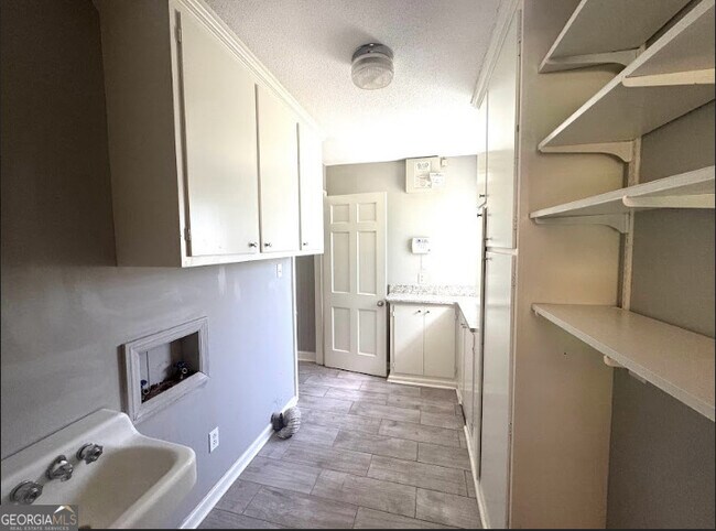 Building Photo - 427 Meadowlark Dr