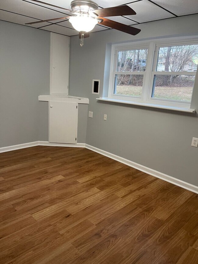Building Photo - Split Foyer Home with Fenced Yard