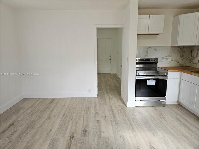 Building Photo - 118 NW 8th Ave