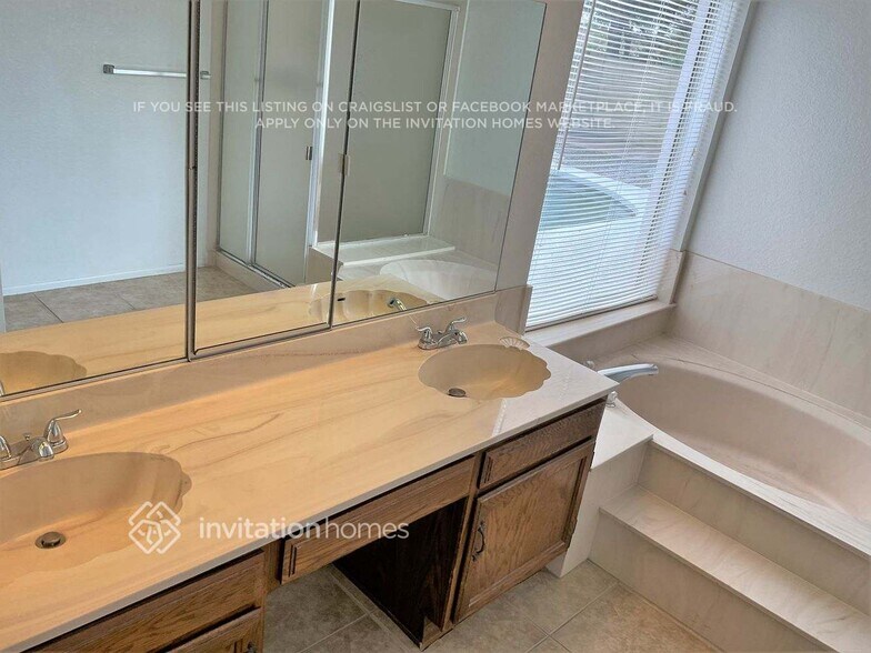 Building Photo - 1515 W Yukon Dr