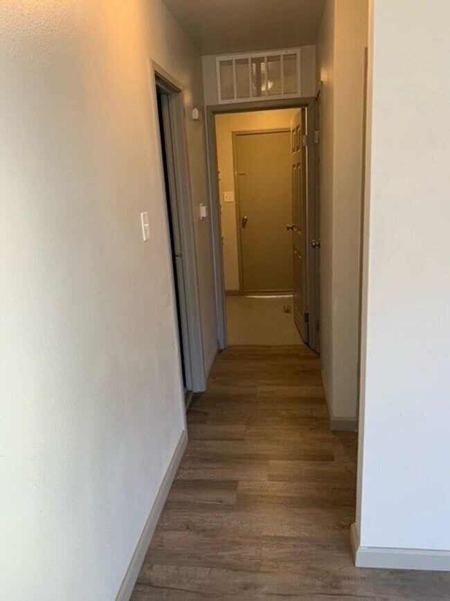 Building Photo - 533/535 W 5th St