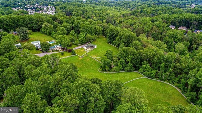 Building Photo - 607 E Wheel Rd