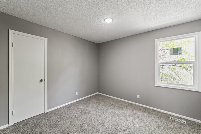 Building Photo - Spacious and updated townhome in Olathe!  1st month is Free!*