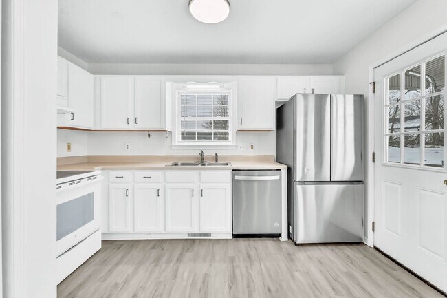 Building Photo - 925 Granny White Rd