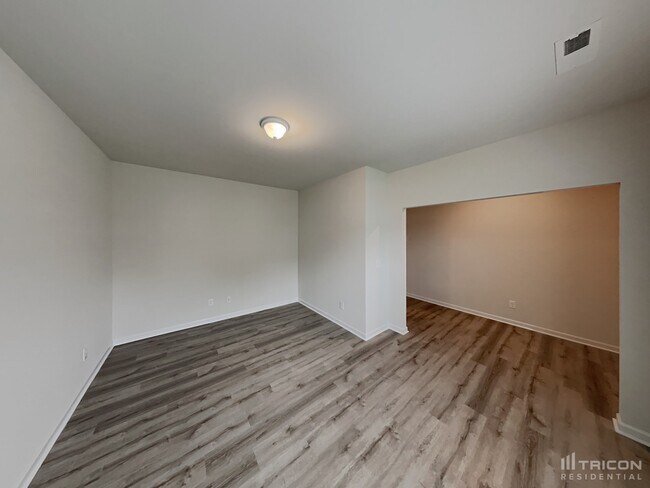Building Photo - 3765 Streamside Dr