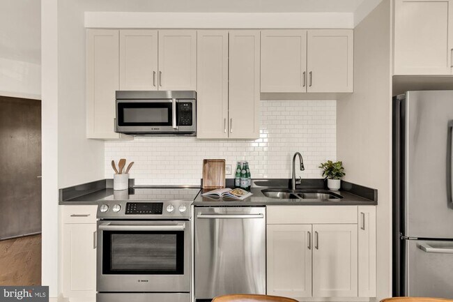 Building Photo - 2550 17th St NW