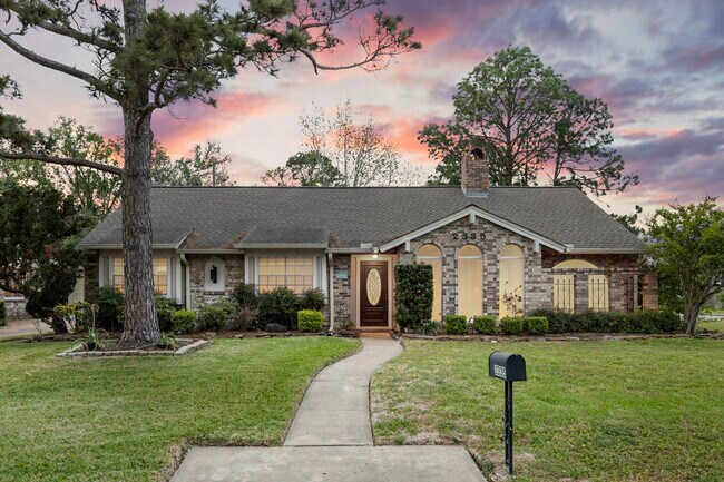 Building Photo - 2335 Eaglerock Dr