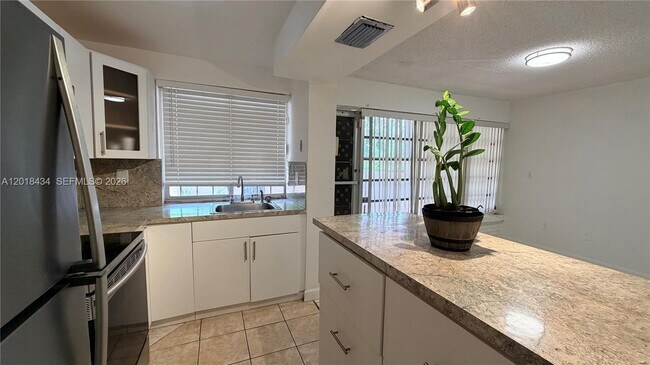 Building Photo - 9155 Fontainebleau Blvd