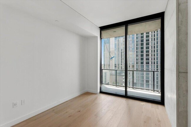 Building Photo - 610 Davis St
