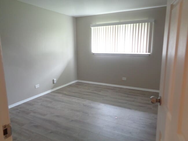 Building Photo - 16W585 Mockingbird Ln