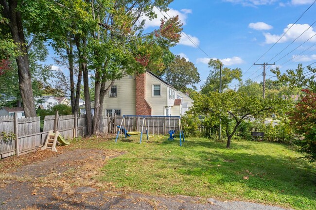 Building Photo - 518 Quaker Ln S
