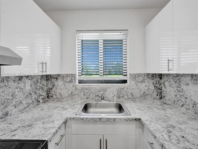 Building Photo - 114 SE 8th St