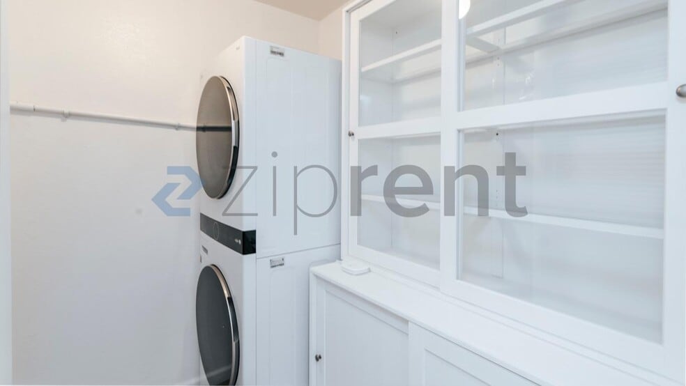 Building Photo - Unit