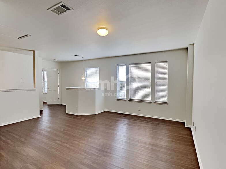 Building Photo - 2915 Encino Riv