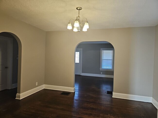 Building Photo - **$1000 Deposit Special** 4539 Mayhew Ave ...