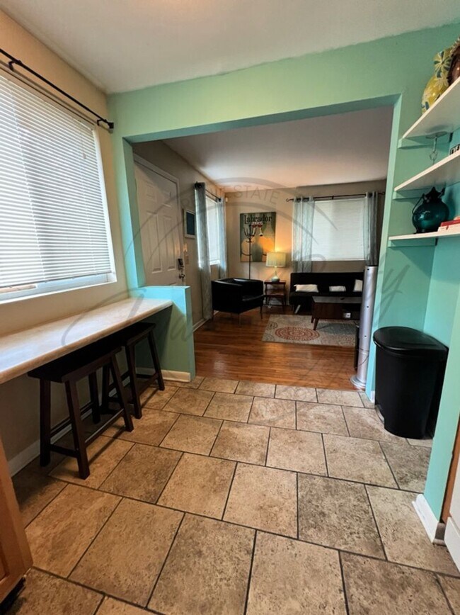 Building Photo - Furnished, Ranch Style Two Bedroom in the heart of Edgehill on Special!