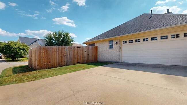 Building Photo - 3925 Devrne Dr