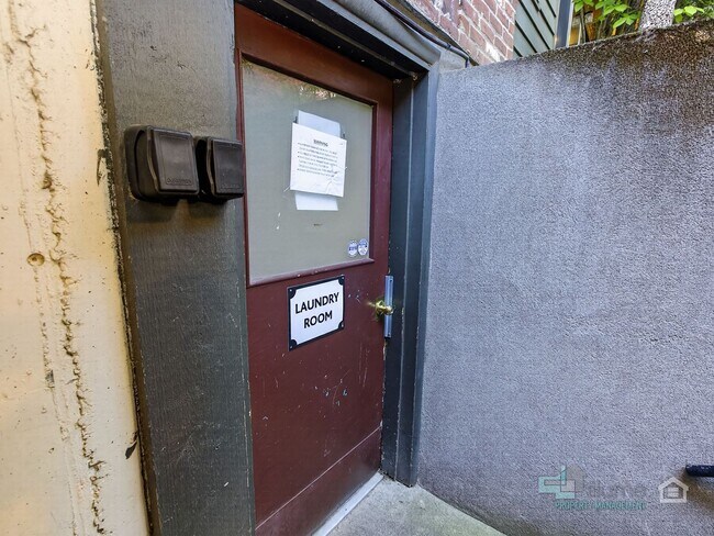Building Photo - 1 Bedroom Condo Near OHSU + Parking