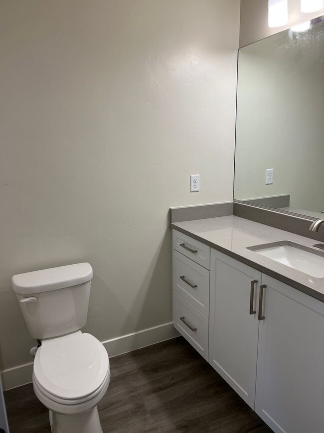 Building Photo - Beautiful Townhome in Washington!